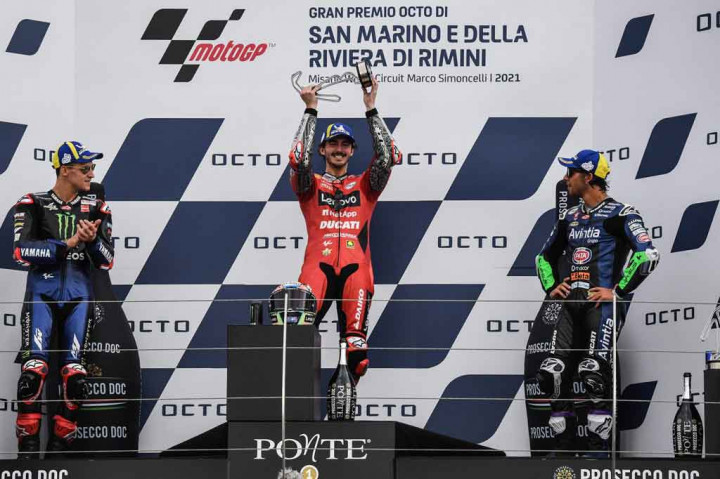 Pembalap Ducati tersebut menyentuh garis finis pertama setelah melahap 27 lap dengan catatan waktu 41 menit 48,305 detik, unggul tipis atas peringkat kedua Fabio Quartataro dengan jarak 0,364 detik.