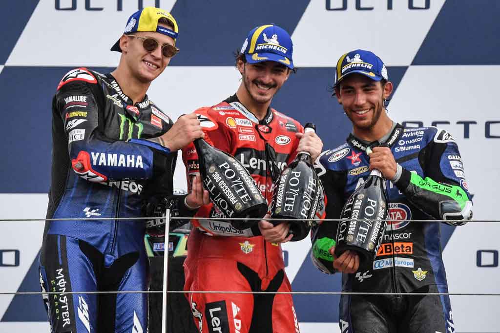 Kejutan datang dari Enea Bastianini (Ducati-Avintia) yang berhasil naik podium perdana di MotoGP setelah melesat dari star ke-12 dengan catatan waktu 4,789 detik lebih lambat dari Bagnaia.