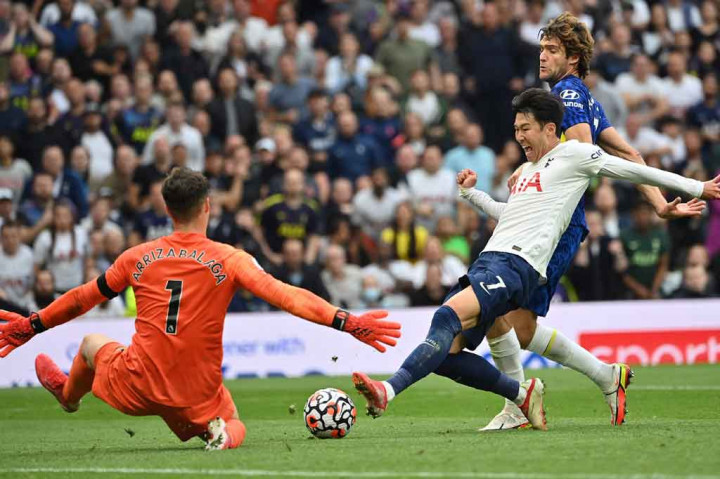 Babak pertama Tottenham vs Chelsea berakhir nirgol, setelah kiper Kepa Arrizabalaga melakukan penyelamatan penting atas peluang tuan rumah melalui Son Heung-min sedangkan dua kesempatan apik tim tamu dibuang sia-sia Mason Mount dan Kai Havertz. 