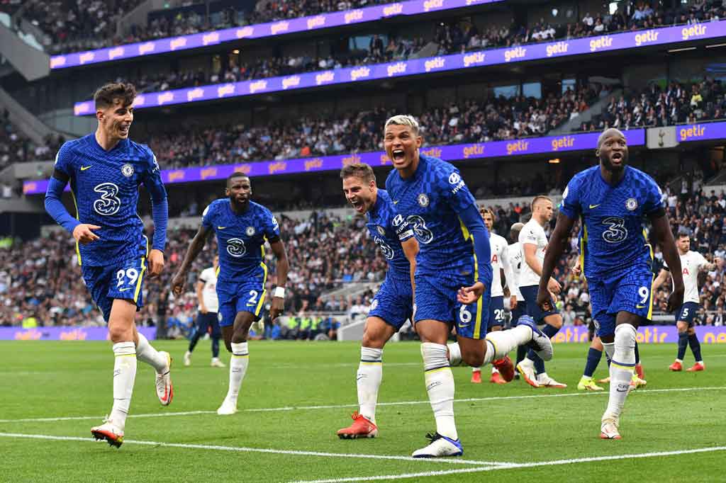 Empat menit memasuki babak kedua, kebuntuan pecah lewat tandukan Thiago Silva menyambut sepak pojok kiriman Marcos Alonso yang berakhir tak terjangkau kiper Hugo Lloris demi membuka keunggulan Chelsea.