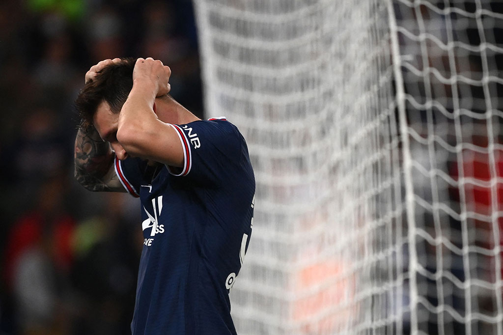 Di babak pertama PSG banyak menciptakan peluang, termasuk eksekusi tendangan bebas Lionel Messi pada menit ke-37. Sayang bila berakhir membentur mistar gawang. Tidak ada gol yang tercipta di babak pertama.