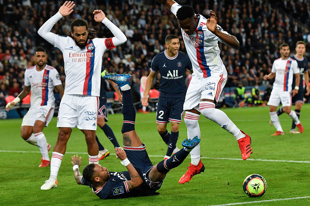 Namun, lini pertahanan Lyon kesulitan meredam gelombang serangan yang terus dilancarkan para pemain tuan rumah hingga akhirnya Malo Gusto terpaksa menjatuhkan Neymar di dalam area terlarang.