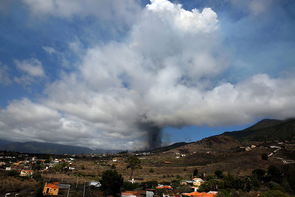 Gunung berapi Cumbre Vieja di Kepulauan Canary, Spanyol, Minggu, memuntahkan lava, abu, dan asap tebal setelah berhari-hari aktivitas seismiknya meningkat. Meletusnya Cumbre Vieja memaksa evakuasi sekitar 5.000 penduduk setempat.