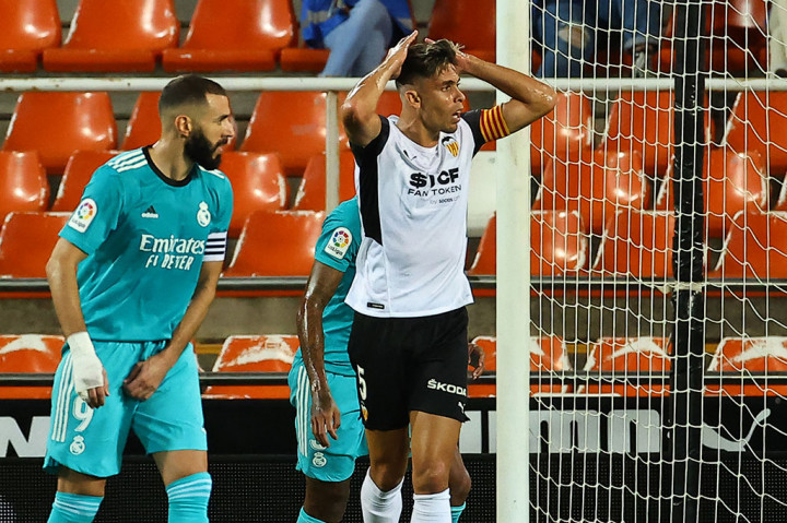 Tuan rumah tidak tinggal diam dan berbalik mengancam pada menit ke-42 melalui tandukan Gabriel Paulista. Sayangnya, kiper Thibaut Courtois masih sigap dalam mengamankan gawangnya dari kebobolan. Skor 0-0 bertahan hingga jeda.