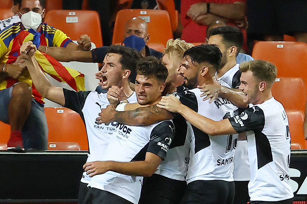 Pada babak kedua, tepatnya menit ke-66, Madrid justru kebobolan lebih dulu lewat tembakan kaki kiri Hugo Duro. Skor 1-0 untuk Valencia.