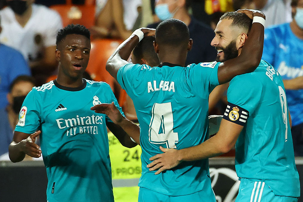 Karim Benzema muncul sebagai pahlawan Madrid saat dia menanduk bola umpan Vinicius untuk membawa timnya berbalik unggul 2-1 pada menit ke-88. Tidak ada gol tambahan lagi hingga laga usai.