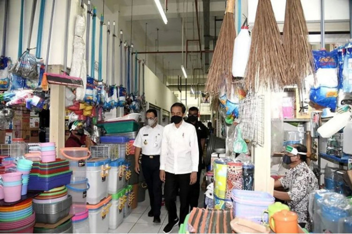 Keberadaan pasar dengan fasilitas sosial dan fasilitas umum yang lengkap ini, lanjut Presiden Jokowi, memberikan kemudahan bagi para penghuni untuk melakukan aktivitas ekonomi seperti berdagang dan menjalankan kegiatan ekonomi lainnya.