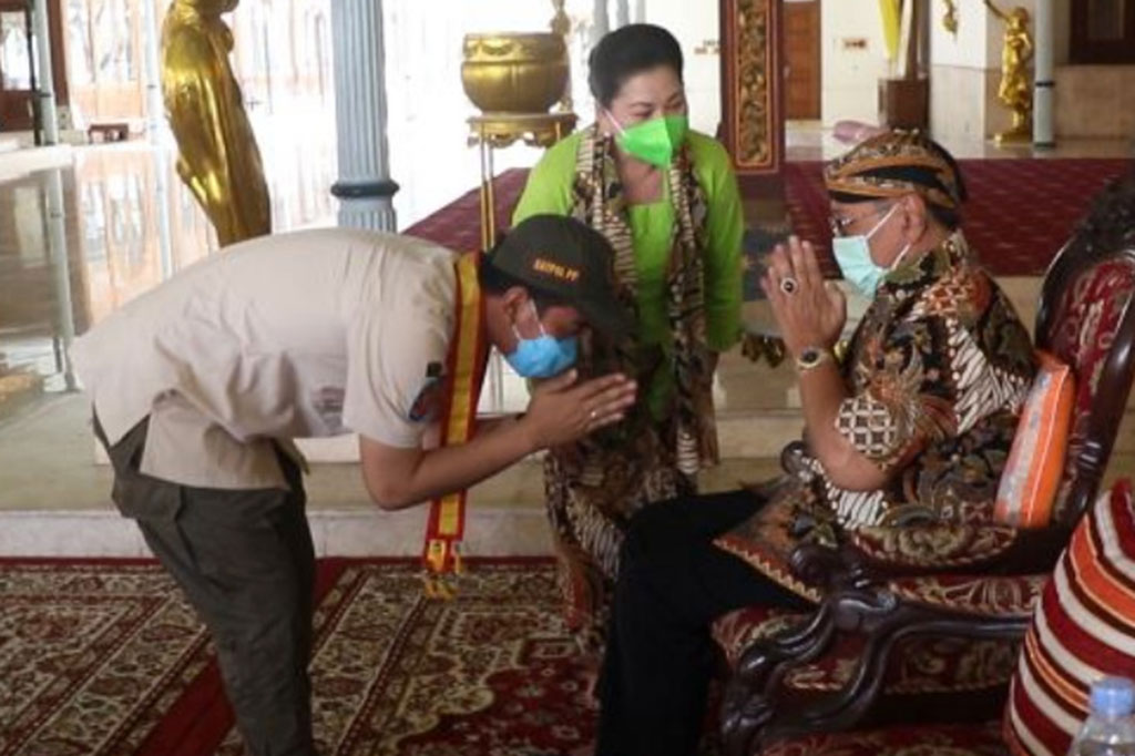 Wali Kota Solo Gibran Gibran Rakabuming Raka memberikan hormat kepada Raja Pakoe Boewono XIII, seiring dengan penyematan gelar untuk dirinya, dengan sesebutan Kanjeng Pangeran Gibran Rakabuking Widuro Nagoro.