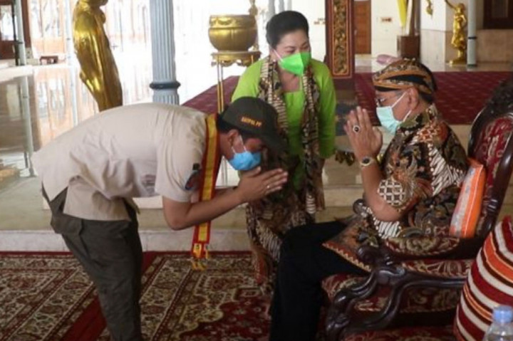 Wali Kota Solo Gibran Gibran Rakabuming Raka memberikan hormat kepada Raja Pakoe Boewono XIII, seiring dengan penyematan gelar untuk dirinya, dengan sesebutan Kanjeng Pangeran Gibran Rakabuking Widuro Nagoro.