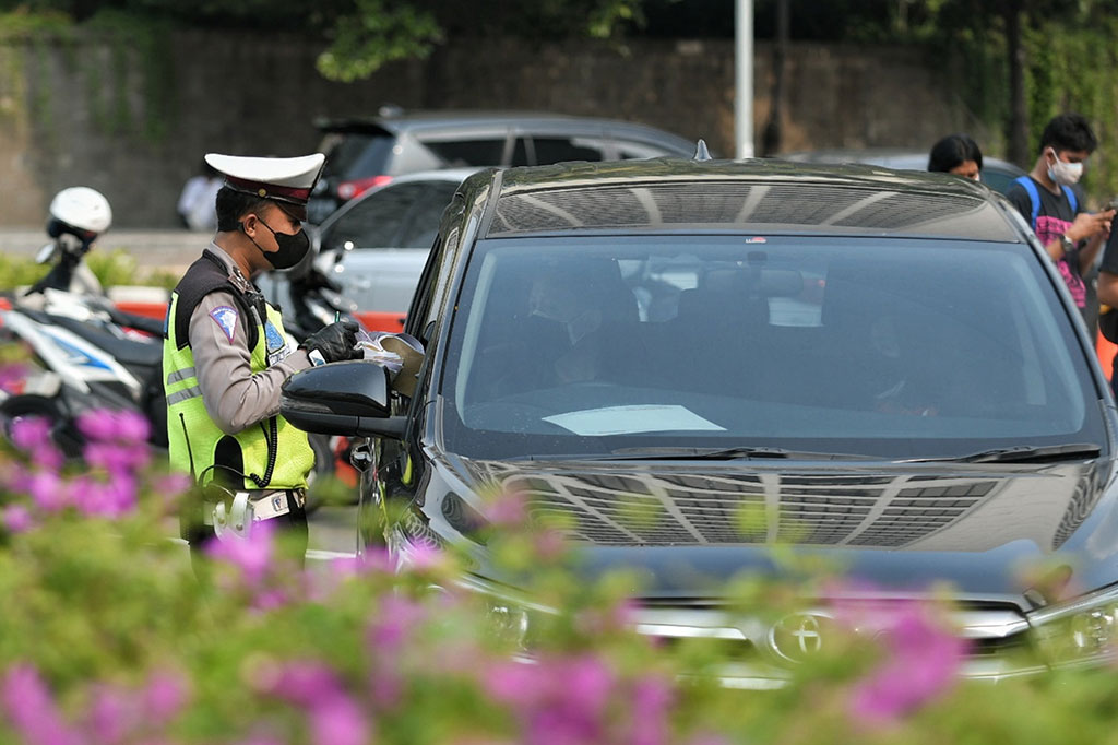 Polisi menindak pengendara saat Operasi Patuh Jaya 2021 di kawasan Bundaran Hotel Indonesia, Jakarta, Senin, 20 September 2021. 