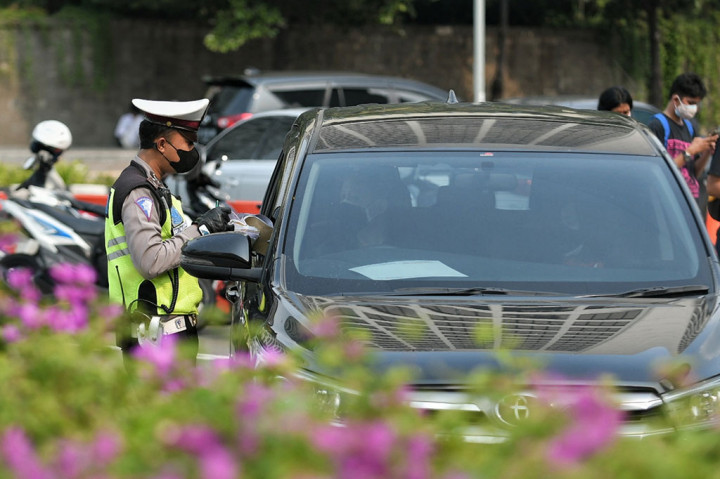 Polisi menindak pengendara saat Operasi Patuh Jaya 2021 di kawasan Bundaran Hotel Indonesia, Jakarta, Senin, 20 September 2021. 