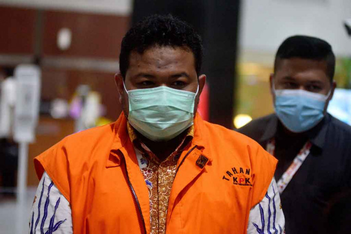 Terdakwa Wali Kota Tanjungbalai (nonaktif) M. Syahrial berjalan usai sidang pembacaan vonis secara virtual yang terhubung dari Pengadilan Tindak Pidana Korupsi (Tipikor) pada Pengadilan Negeri Medan, di gedung KPK, Jakarta, Senin, 20 September 2021.