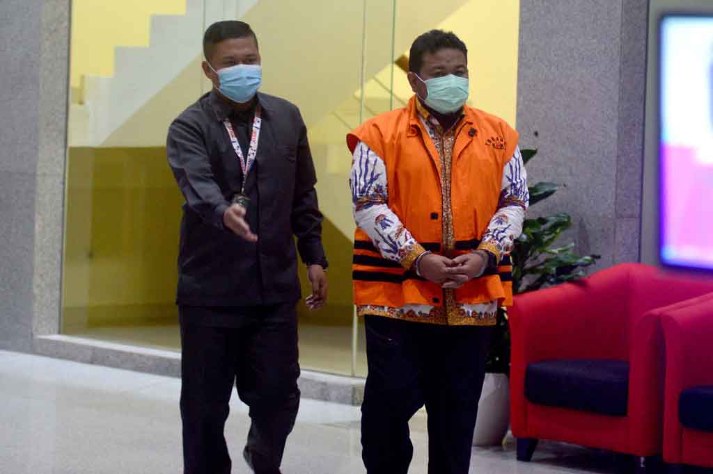 Syahrial dinyatakan terbukti menyuap mantan penyidik KPK Stephanus Robin Pattuju sebanyak Rp1,6 miliar untuk mengentikan penyidikan kasus yang melibatkan dirinya.