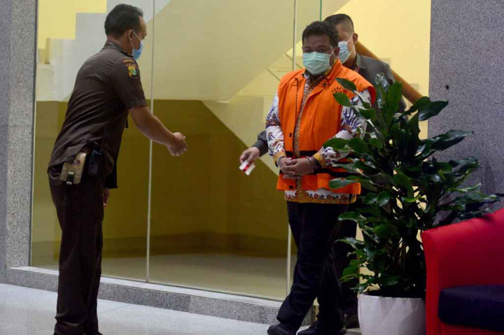 Vonis tersebut lebih ringan dari tuntutan tim Jaksa Penuntut Umum (JPU) KPK yang menuntut tiga tahun penjara dan denda Rp150 juta subsider enam bulan kurungan.