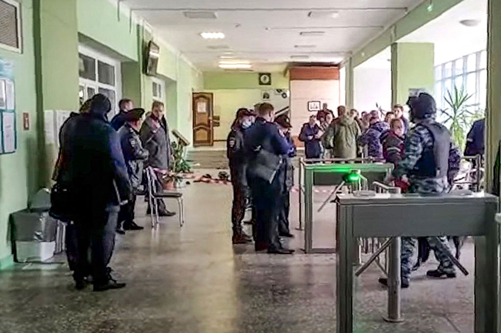 Sebelumnya, seorang mahasiswa bersenjatakan senapan berburu melepaskan tembakan di Perm State National Research University, di Kota Perm, Rusia, Senin, menewaskan sedikitnya enam orang dan melukai banyak lainnya. Pelaku ditahan oleh aparat keamanan.