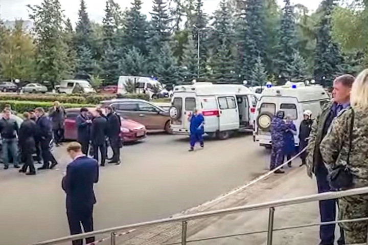 Komite Investigasi, yang menyelidiki kejahatan besar di Rusia, awalnya mengatakan delapan orang meninggal tetapi kemudian merevisi jumlah korban adalah enam orang.