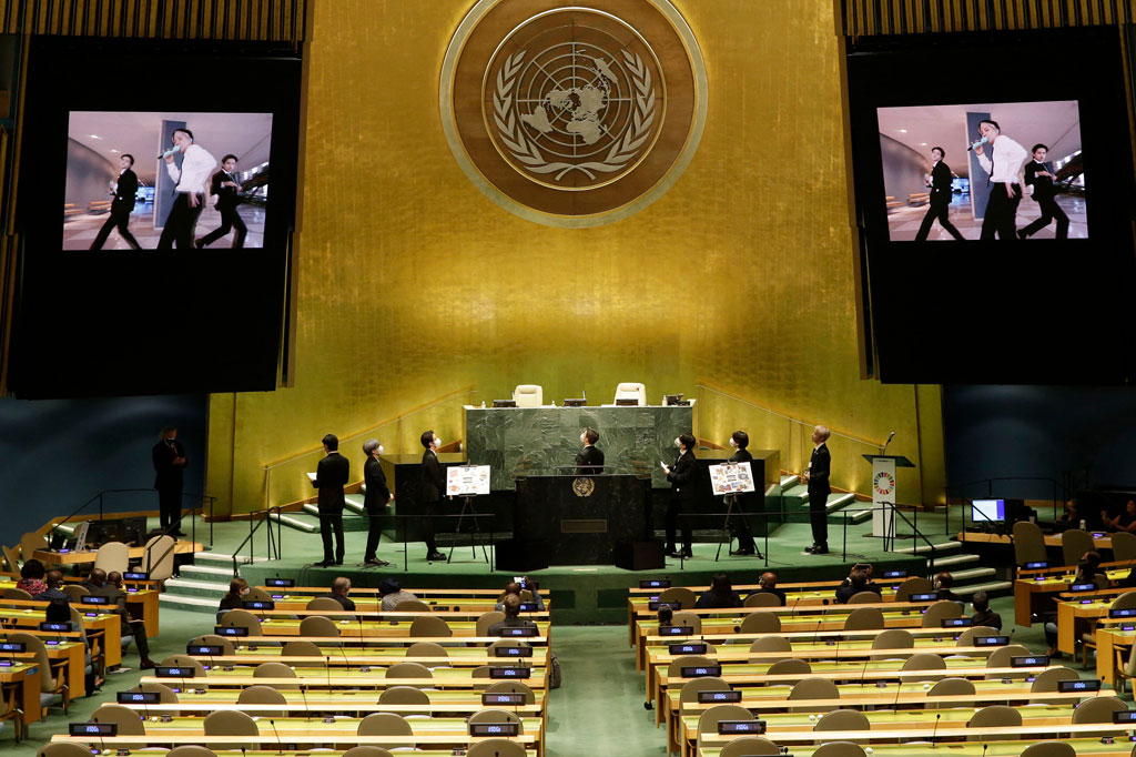 Dalam pidatonya, personel yang beranggotakan tujuh orang tersebut berbicara terkait perjuangan generasi muda di masa pandemi covid-19 dan perubahan iklim. 