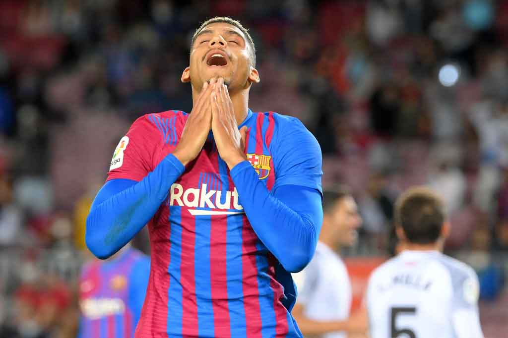 Menjelang turun minum tuan rumah nyaris membobol gawang Granada lewat sundulan Ronald Araujo menyambut tendangan bebas Memphis Depay. Sayang bola masih bisa diselamatkan kiper Luis Maximiano. Skor 1-0 untuk Granada bertahan hingga jeda.