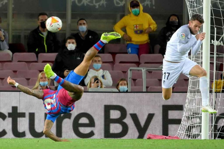 Barca tidak mengendurkan serangan di babak kedua demi mendapatkan gol penyeimbang. Namun mereka kesulitan mencari celah karena ketatnya barisan pertahanan Granada.