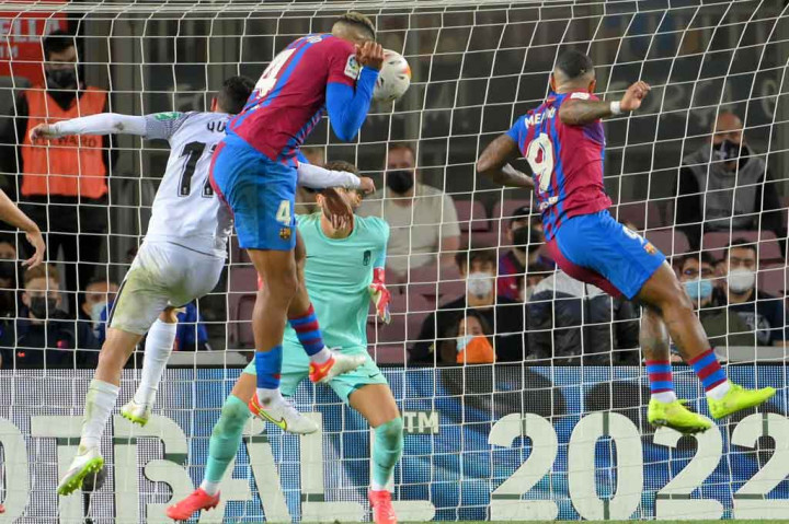 Barcelona akhirnya berhasil menyamakan di akhir babak kedua. Tandukan Ronald Araujo menyambut umpan lambung Pablo Bavira berhasil membobol gawang Granada.