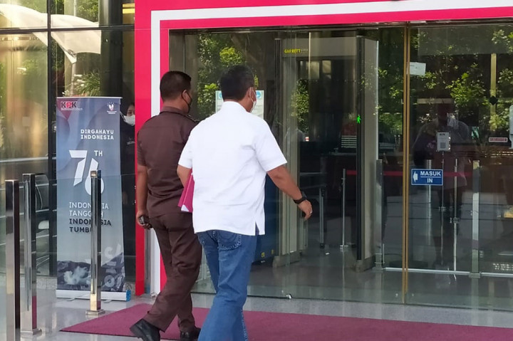 Mengenakan baju berwarna putih dan celana biru serta masker corak merah-putih, Prasetio tiba sekitar pukul 09.40. Tanpa memberikan keterangan apa pun, Prasetio langsung memasuki Gedung KPK Merah Putih. Dia hanya mengacungkan jempol kepada para wartawan yang tengah menunggunya.