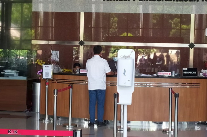 Sebelumnya, Komisi Pemberantasan Korupsi menjadwalkan pemanggilan terhadap Anies Baswedan dan Prasetyo Edi Marsudi untuk diperiksa sebagai saksi terkait dengan kasus korupsi pengadaan tanah di Munjul.