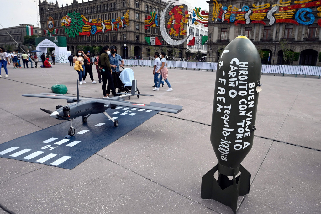 Sebuah bom dan replika pesawat terlihat dalam pameran yang disebut The Great Force of Mexico di Alun-alun Zocalo, Mexico City, Meksiko, 20 September 2021.
