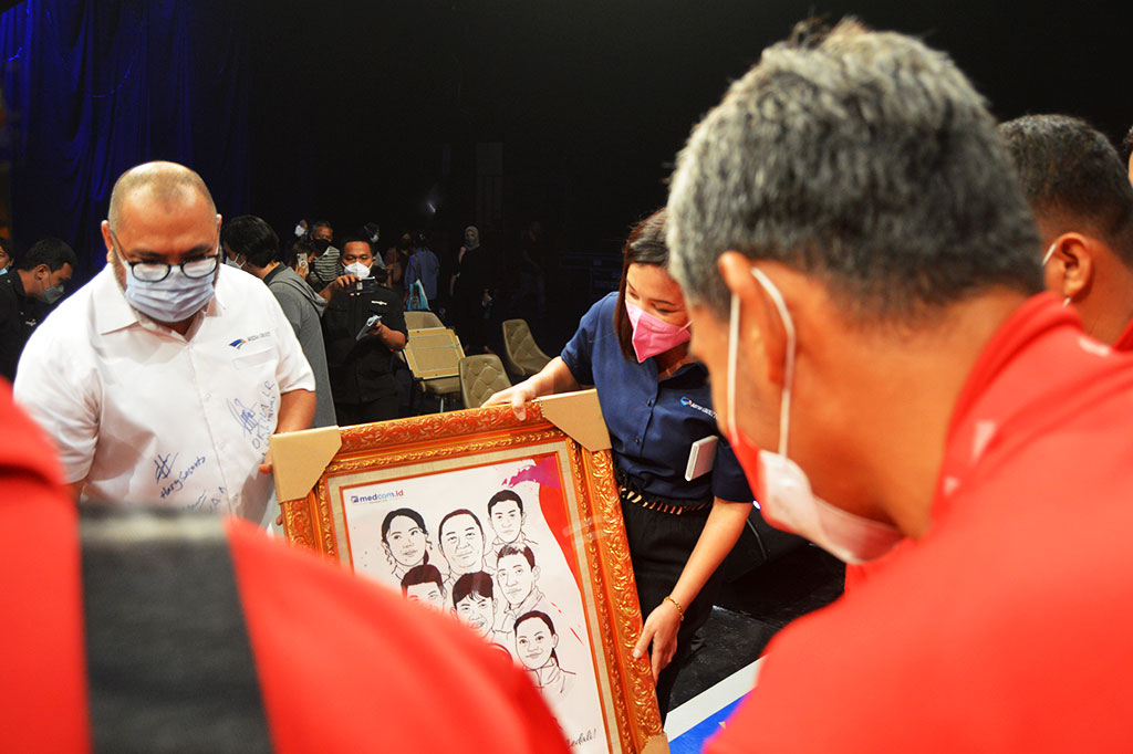 Para atlet tersebut juga mendapatkan apresiasi karikatur gambar dan sejumlah dana dari Medcom.id, yang diserahkan langsung oleh CEO Medcom.id Kania Sutisna Winata.