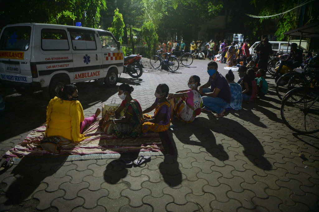 Sejumlah warga tengah mengantre untuk mendapatkan suntikan vaksin Covid-19 di sebuah rumah sakit pemerintah di Siliguri, India.