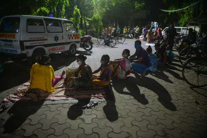 Sejumlah warga tengah mengantre untuk mendapatkan suntikan vaksin Covid-19 di sebuah rumah sakit pemerintah di Siliguri, India.