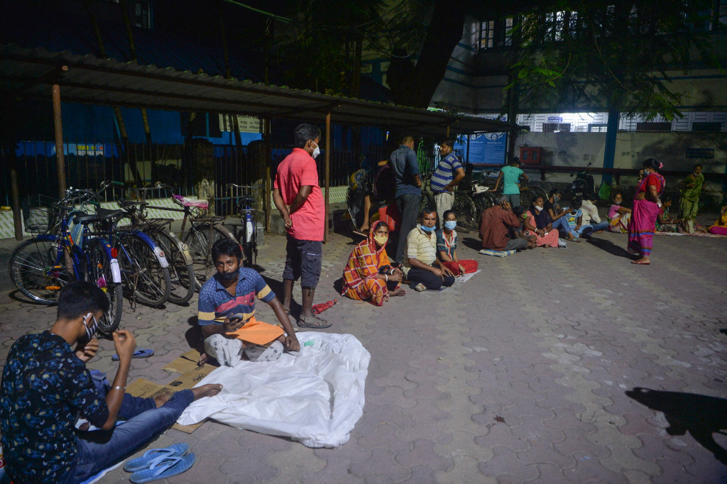 Sejumlah warga di Siliguri,negara bagian Bengal Barat, India, harus bersusah payah untuk mendapatkan vaksin Covid-19. 