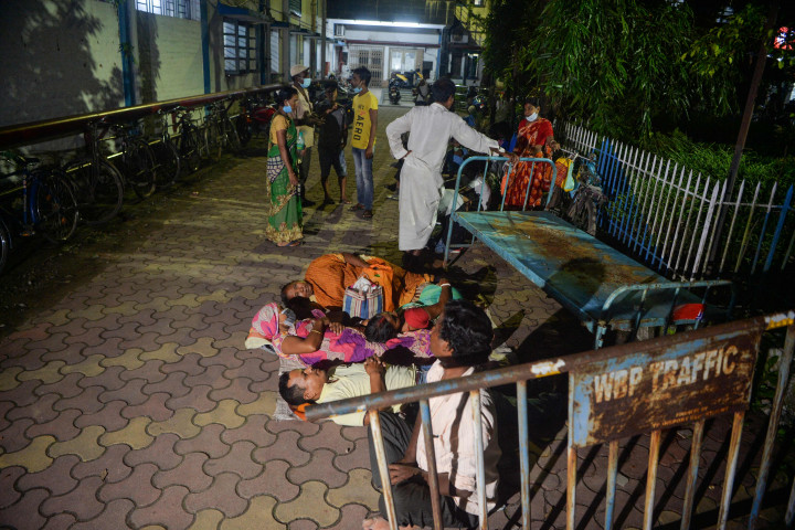 Mereka terpaksa bermalam di garis antrean agar bisa mengikuti kegiatan vaksinasi pada keesokan harinya.