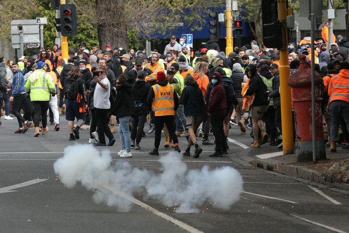 Kepolisian antihuru-hara di Melbourne, Australia, menggunakan semprotan merica, tongkat dan granat bola karet untuk membubarkan para demonstran yang memprotes pembatasan virus korona (Covid-19) dan aturan wajib vaksin bagi pekerja konstruksi.
