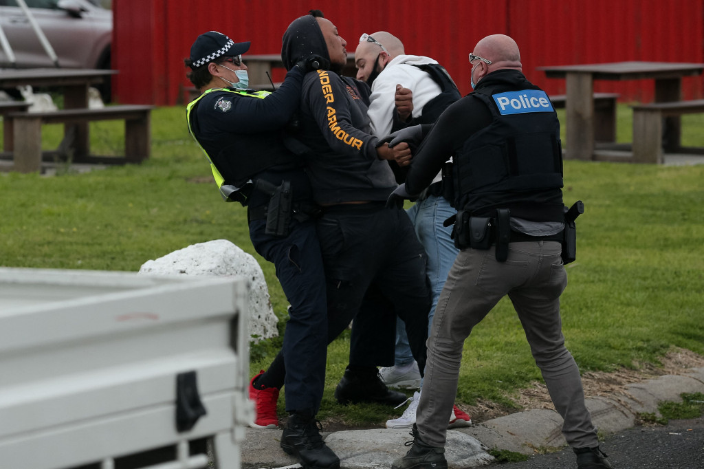 Dalam unjuk rasa yang berlangsung selama delapan jam ini, para demonstran mengabaikan seruan polisi untuk membubarkan diri. Demonstran dilaporkan merusak properti, memblokir salah satu ruas jalanan yang sibuk. Lebih dari 60 orang ditangkap dalam aksi protes ini.