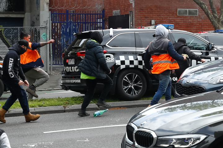 Batu, botol dan suar dilemparkan ke arah polisi yang mengawal jalannya aksi. Tayangan televisi lokal dan video yang beredar di media sosial menunjukkan beberapa demonstran menyerang mobil polisi.