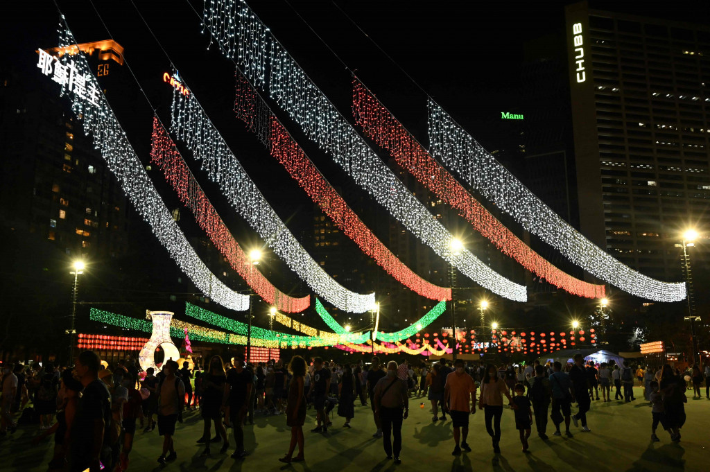 Festival Pertengahan Musim Gugur digelar di taman Victoria, di Hong Kong, Selasa, 21 September 2021.