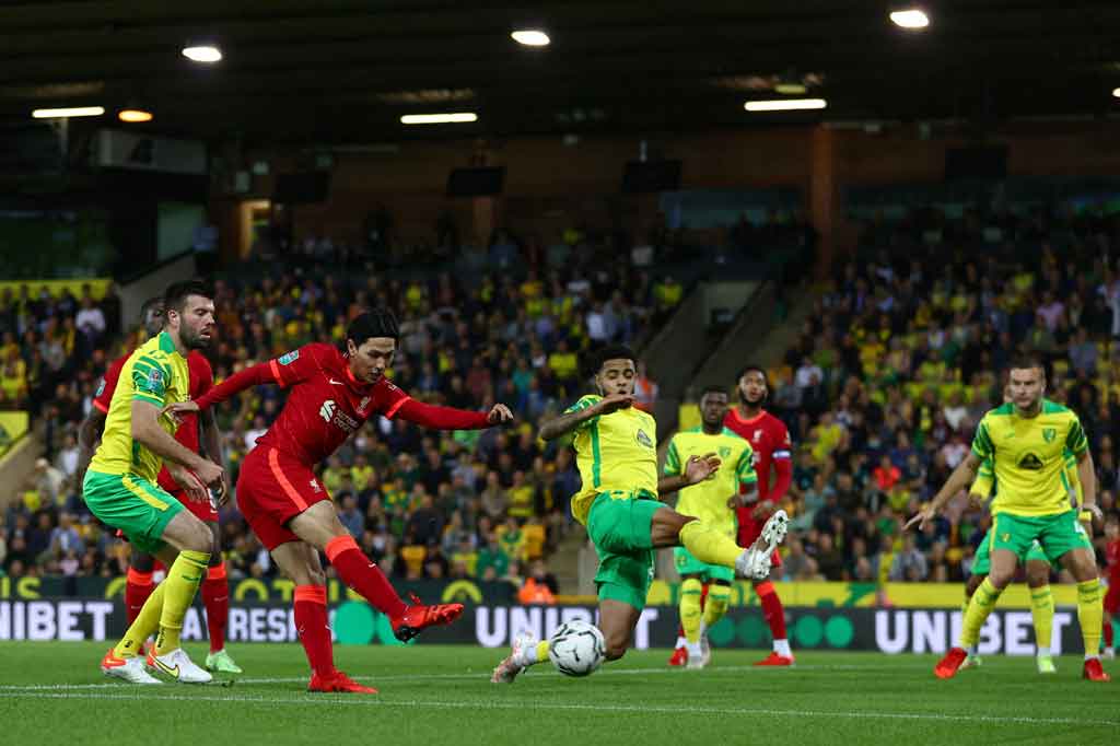 Liverpool mampu membuka keunggulan saat laga baru berjalan empat menit saat bola sundulan Divock Origi menyambut sepak pojok Kostas Tsimikas jatuh di hadapan Takumi Minamino, yang kemudian melakukan tembakan memutar untuk menjebol gawang tuan rumah.