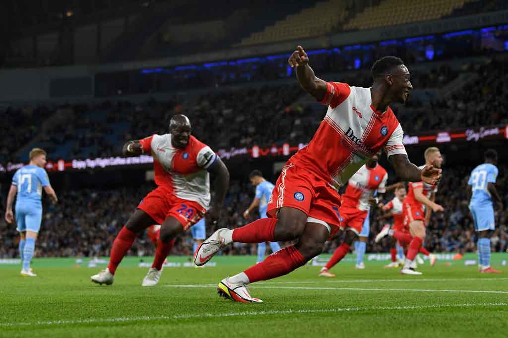 Tim besutan Pep Guardiola memegang kendali sejak sepak mula. Namun tim tamu justru berhasil mencuri keunggulan lewat Brandon Hanlan pada menit ke-22. Tinjuan kiper Zack Steffen membuat bola jatuh di hadapan Ryan Tafazolli yang dengan jeli mengirim umpan kepada Hanlan yang tinggal menyontek bola ke gawang City.