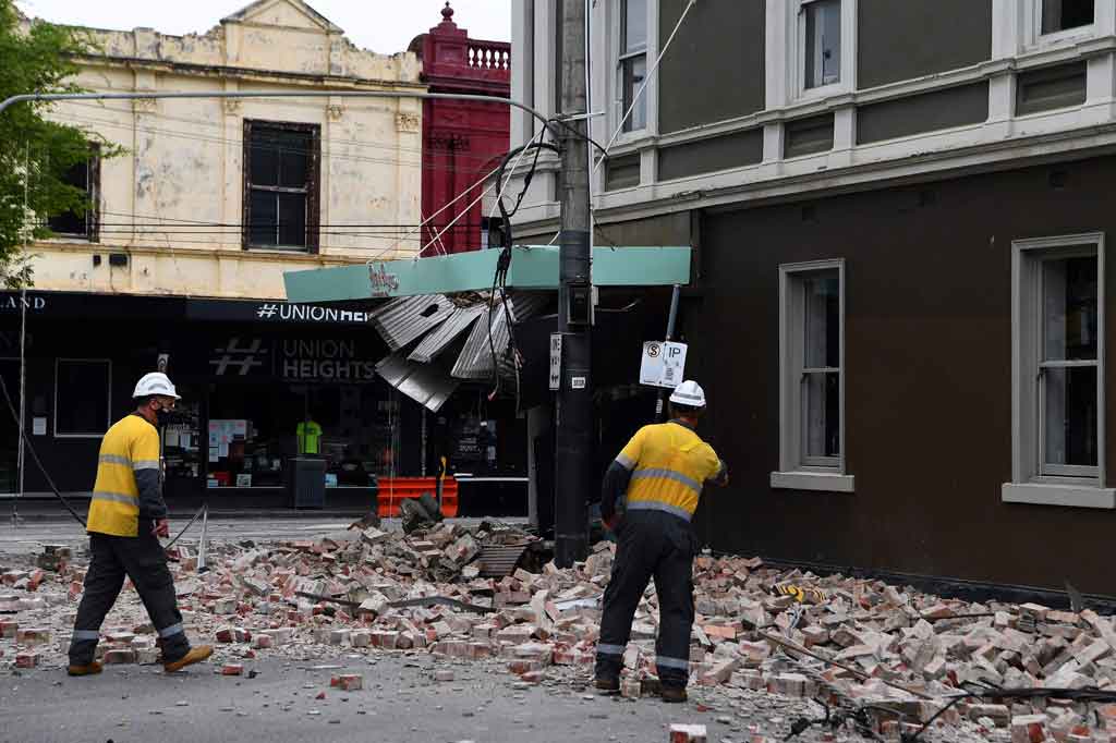 Masyarakat di wilayah utara kota Mansfield juga menuliskan di media sosial bahwa jaringan listrik di tempat mereka padam. Badan meteorologi setempat menyebutkan tidak ada ancaman tsunami di daratan, pulau atau wilayah Australia. 