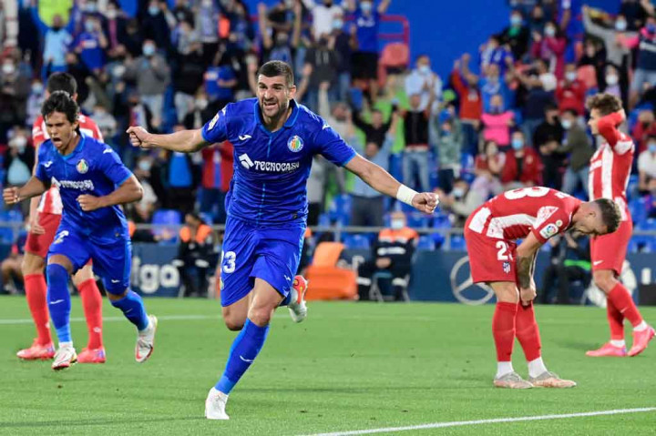 Babak pertama berlangsung minim peluang hingga akhirnya Getafe yang memang tampil lebih agresif mampu memimpin terbih dahulu tepat di pengujung waktu normal melalui gol Stefan Mitrovic.