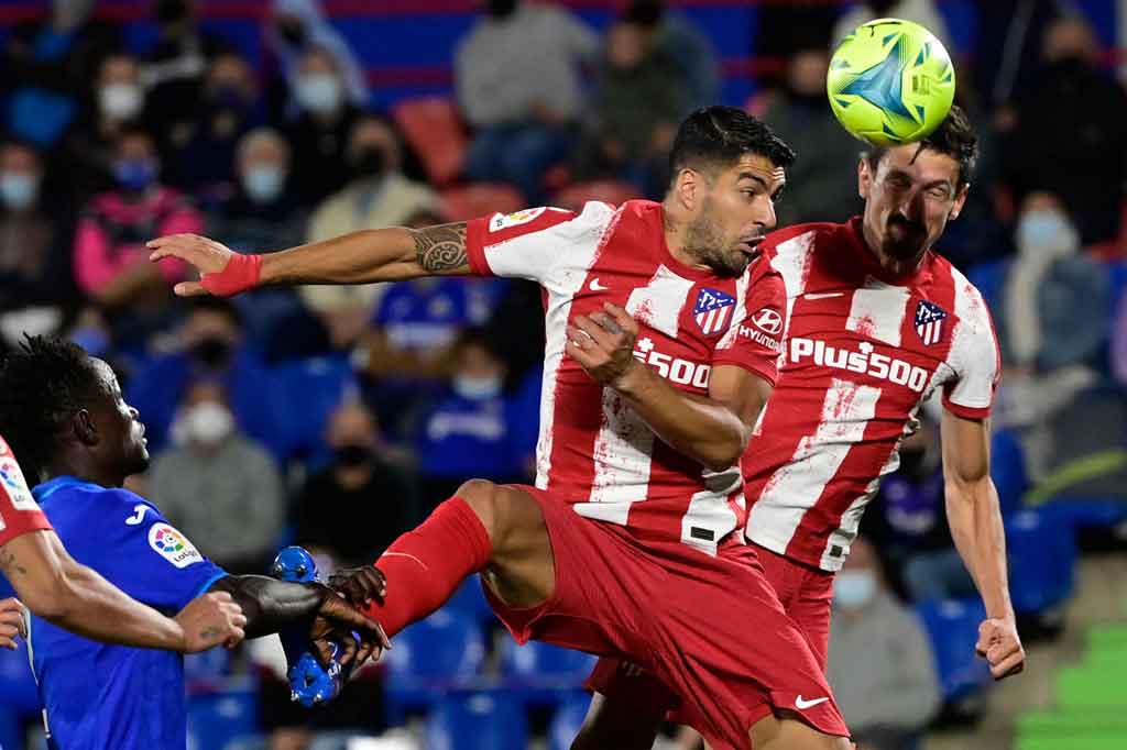 Atletico nyaris menyamakan kedudukan pada menit ke-68. Sayangnya bola sundulan Suarez menyambut umpan silang Rodrigo de Paul masih membentur mistar gawang.