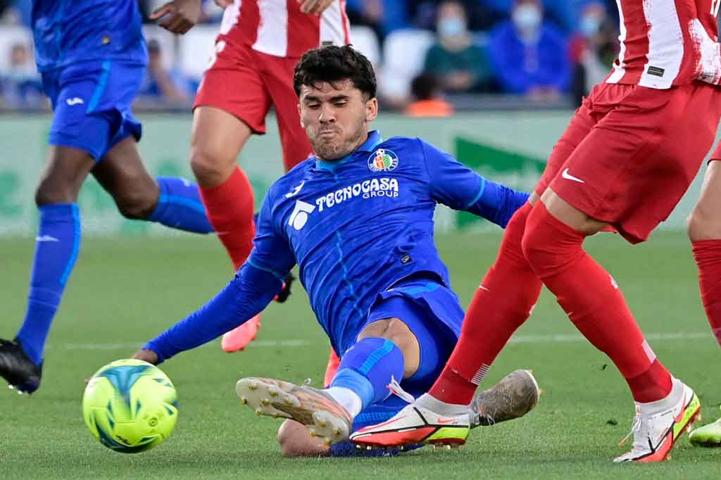 Enam menit kemudian, malapetaka menimpa tuan rumah saat Carles Alena melakukan pelanggaran keras terhadap Matheus Cunha. Alena langsung diganjar kartu merah oleh wasit, memaksa Getafe melanjutkan permainan dengan 10 orang.