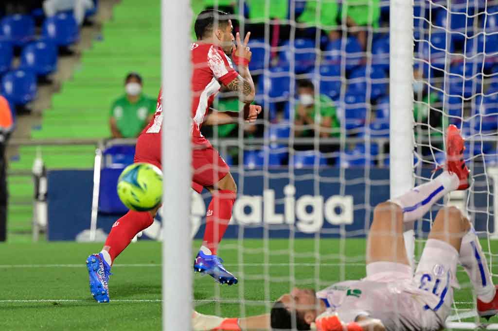 Atletico akhirnya berhasil membalikkan keadaan lewat gol kedua Suarez yang menyundul umpan Sime Vrsaljko, demi mengunci kemenangan 2-1 untuk tim tamu.