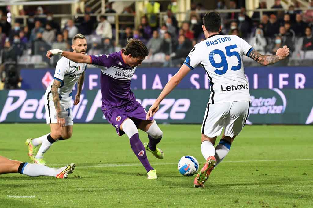 Fiorentina yang sebelumnya memenangi tiga pertandingan beruntun memasuki laga dengan baik dan nyaris memimpin lewat dua peluang Dusan Vlahovic, yang sayangnya masih bisa dimentahkan oleh kiper Samir Handanovic.