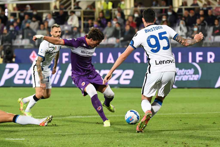 Fiorentina yang sebelumnya memenangi tiga pertandingan beruntun memasuki laga dengan baik dan nyaris memimpin lewat dua peluang Dusan Vlahovic, yang sayangnya masih bisa dimentahkan oleh kiper Samir Handanovic.