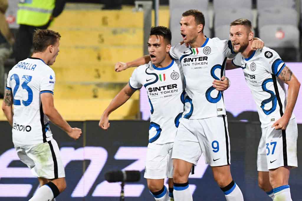 Gol tersebut menyuntik kepercayaan diri Inter dan tiga menit kemudian berhasil membalikkan keunggulan lewat tandukan keras Edin Dzeko menyambut sepak pojok Calhanoglu demi membawa tim tamu memimpin 2-1 sejak menit ke-55.
