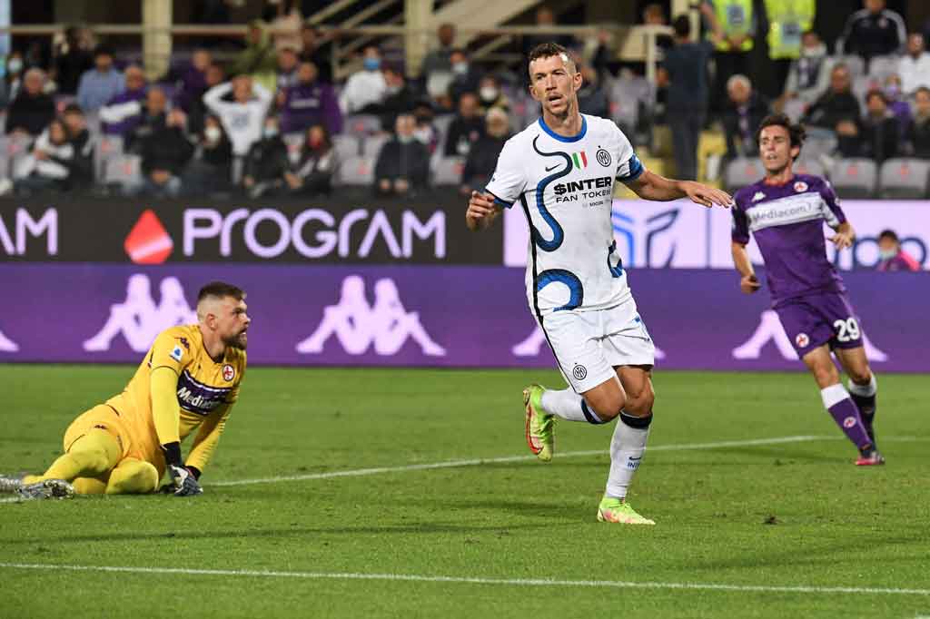 Benar saja, tiga menit menjelang bubaran Ivan Perisic melengkapi kemenangan Inter menjadi 3-1 dengan sontekan sederhana menyelesaikan umpan silang Roberto Gagliardini ke gawang Fiorentina yang sudah terlanjur ditinggalkan Dragowski.