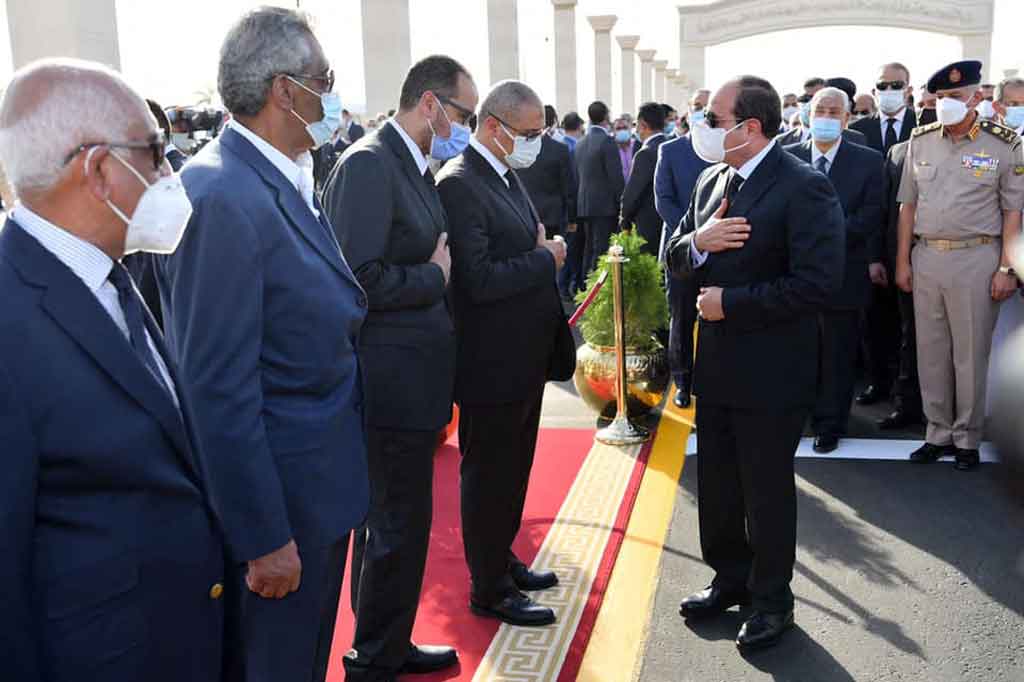 Presiden Mesir Abdel Fattah al-Sisi (kanan) menyampaikan belasungkawa kepada keluarga selama pemakaman Mohammed Hussein Tantawi di Masjid Tantawi di Kota Nasr, Kairo, Selasa, 21 September 2021.
