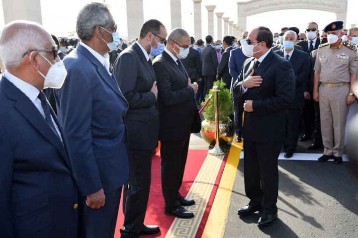 Presiden Mesir Abdel Fattah al-Sisi (kanan) menyampaikan belasungkawa kepada keluarga selama pemakaman Mohammed Hussein Tantawi di Masjid Tantawi di Kota Nasr, Kairo, Selasa, 21 September 2021.
