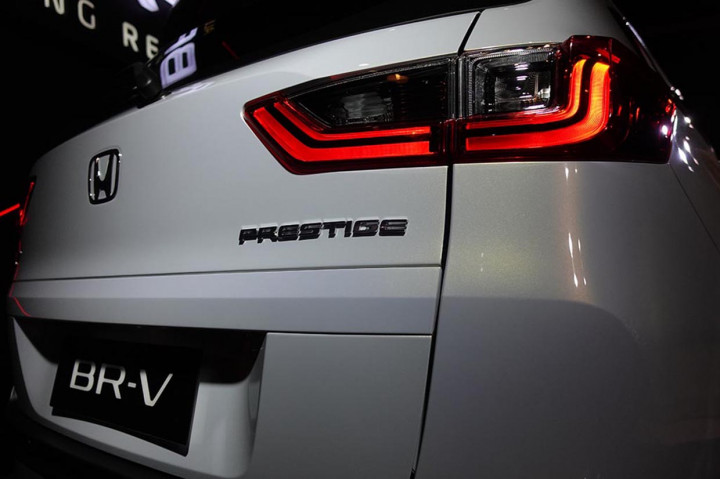 Bagian lampu sudah dilengkapi dengan LED Headlamp yang dilengkapi LED Daytime Running Light yang menyatu dengan grille depan, dan Rear Combi Lamp yang dilengkapi dengan LED Light Bars.